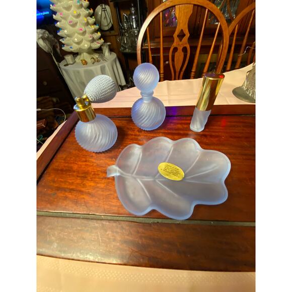 VTG 4 Piece Vanity Set Blue Glass 3 Perfume Bottles and Tray Swirl Pattern NIB - Picture 13 of 16